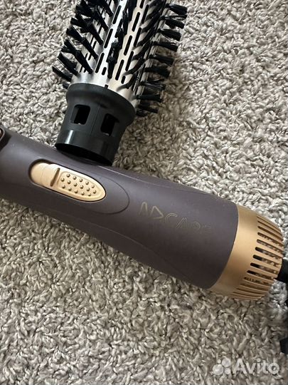 Фен с вращающейся щеткой