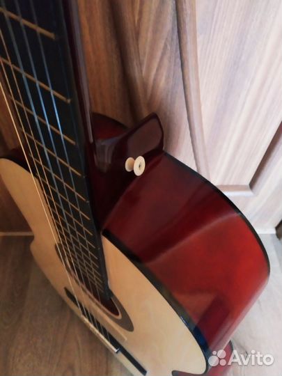 Полноразмерная гитара с чехлом и аксессуарами