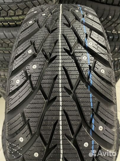 Royal Black Royal Stud 215/65 R16 102T