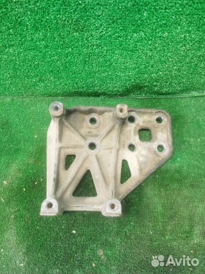 Кронштейн компрессора кондиционера Mitsubishi