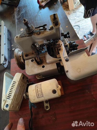 Швейная машинка оверлок