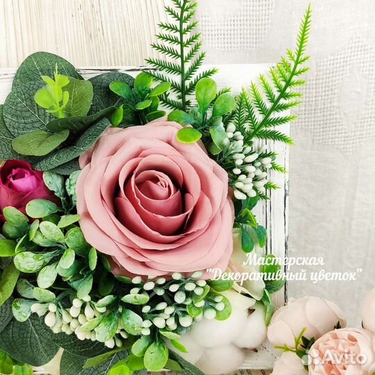 Рамка с декоративными цветами