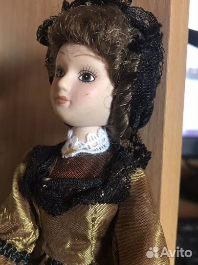 Кукла фарфоровая