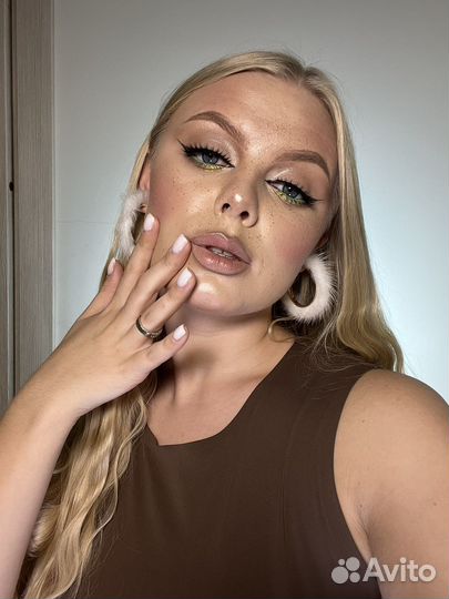 Визажист бровист