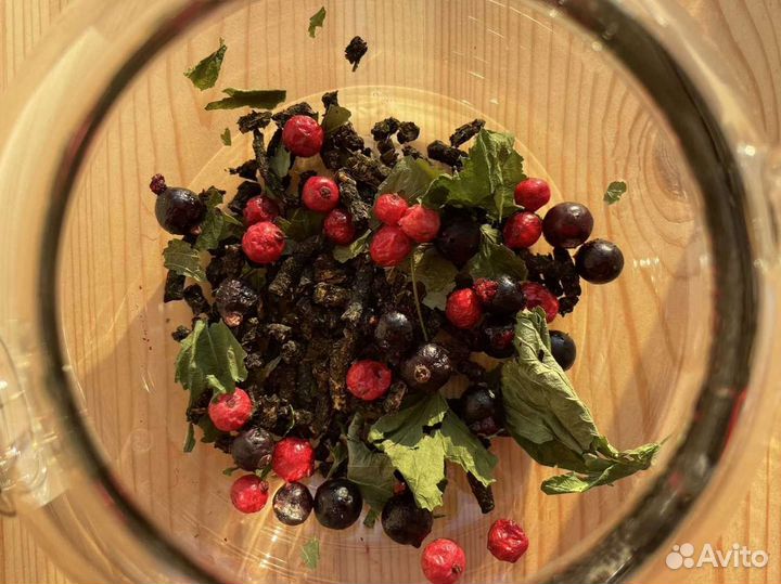 Иван чай и смородина, ягоды, ягод много