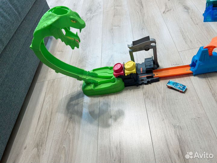 Хотвилс змея и акула