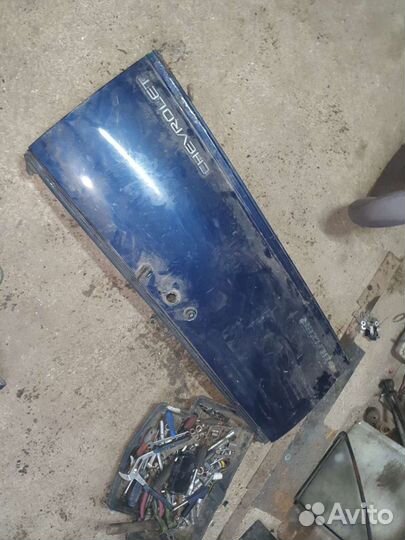 Крышка багажника нижняя на шевроле блейзер