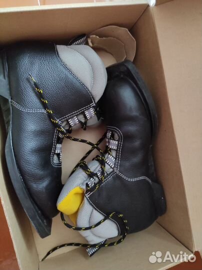 Лыжи беговые с ботинками 39 размер