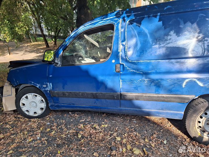 Peugeot Partner 1.6 МТ, 2011, битый, 250 000 км