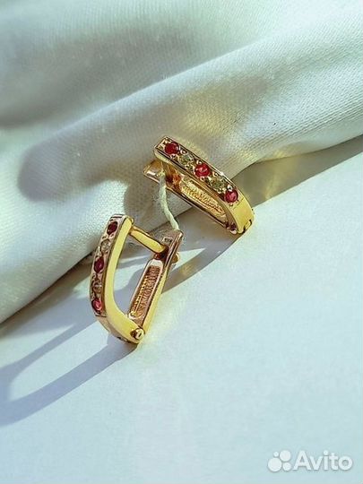 Серьги с синтетическим камнем Золото