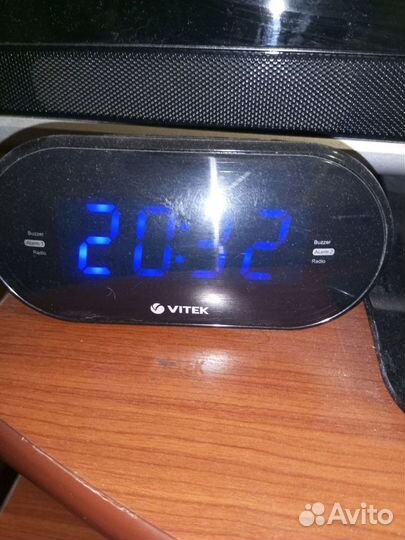 Электронные часы с радио Vitek