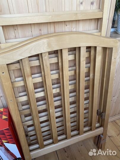 Детская кроватка с маятником