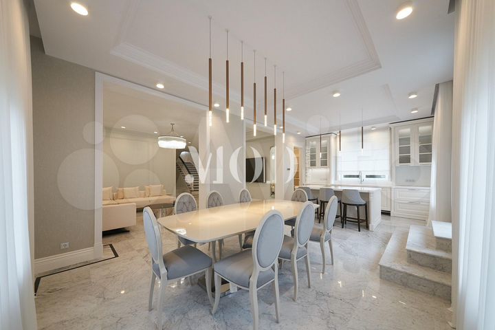 Коттедж 360 м² на участке 8 сот.