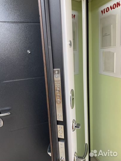 Дверь входная с зеркалом новая