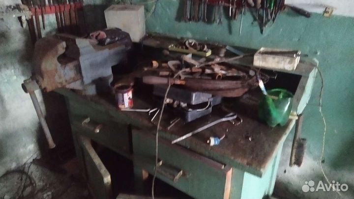 Верстак с тисками