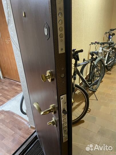 Дверь входная металлическая правая бу