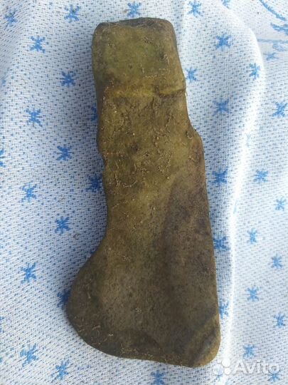 Каменный топор древний