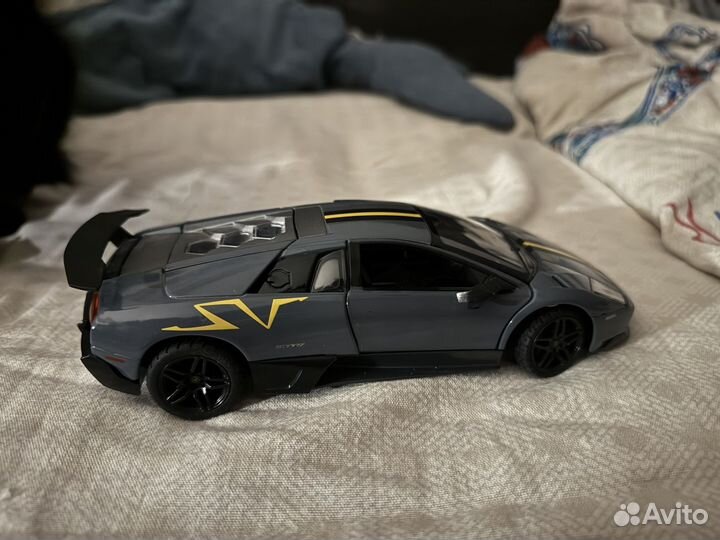 Игрушечная машинка