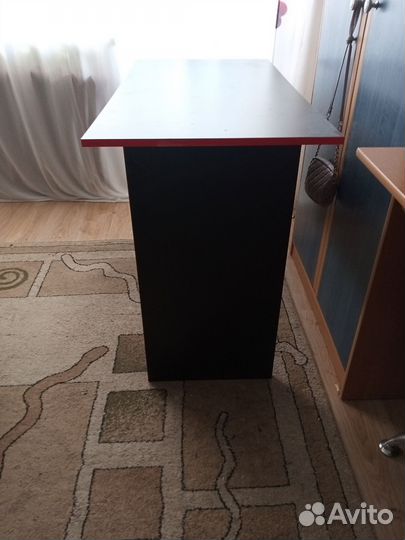 Продам компьютерный стол. почти новый