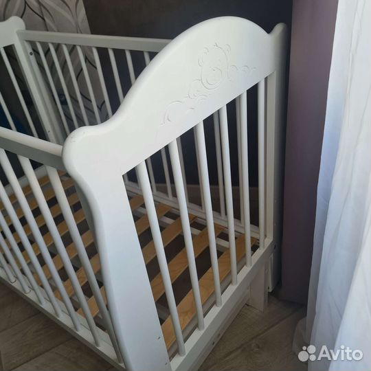 Детская кроватка с продольным маятником