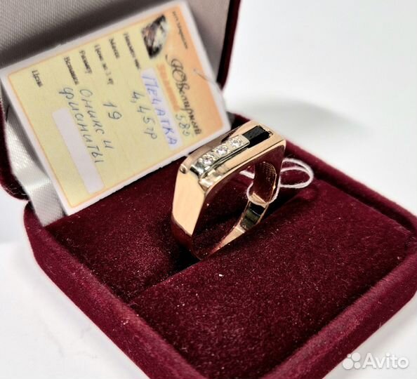 Мужская золотая печатка с ониксом р.19