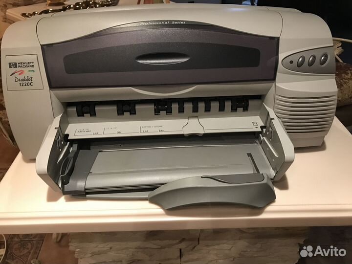 Цветной струйный принтер HP DeskJet 1220C