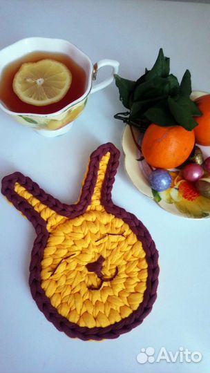 Подставка Зайка под горячее из трикотажной пряжи