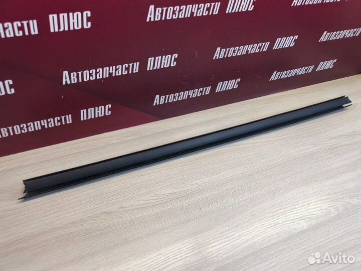 Уплотнитель стекла двери внутренний передний левый