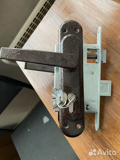 Замок дверной