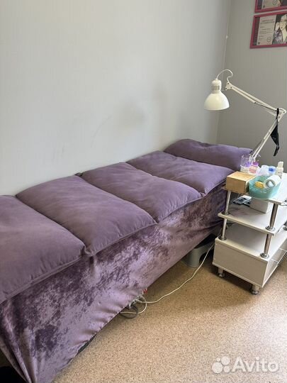 Кушетка, тумба, стул, лампа, матрас