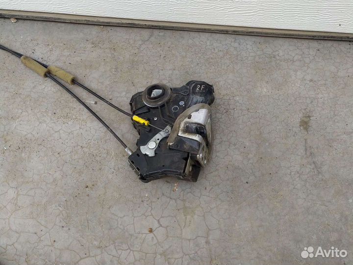 Замок дверей задний правый Toyota Rav 4