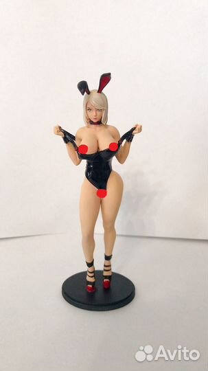 Фигурка девушки