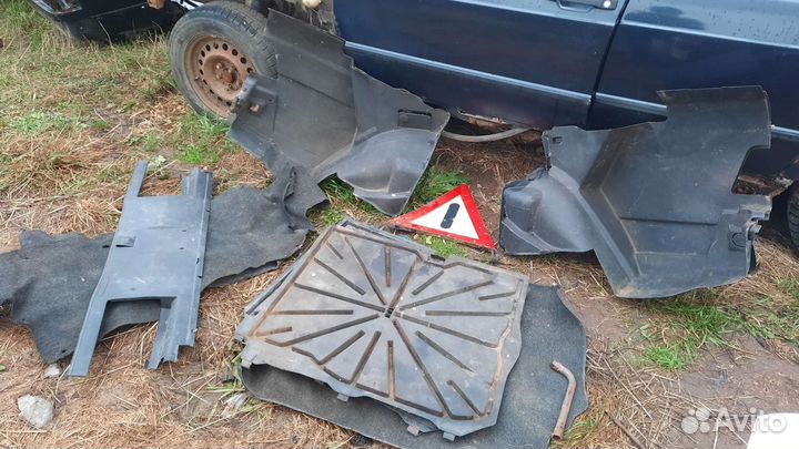 Пластик, обшивка багажника mercedes w124 w201