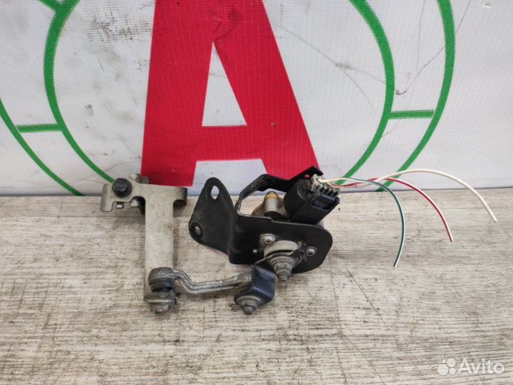 Датчик положения кузова передний Toyota Avensis