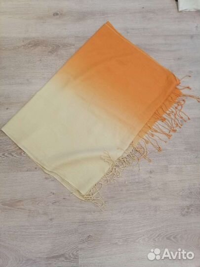 Платки и шапки. За все 250