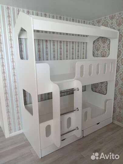 Детская двухъярусная кровать