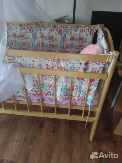 Детская кроватка на колесиках+ подарки