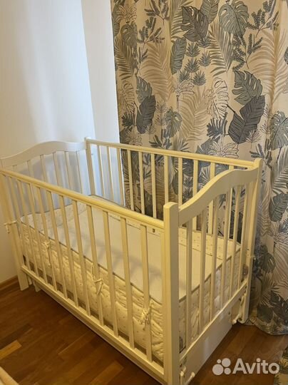 Детская кроватка с маятником и ящиком