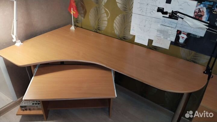 Угловой письменный стол с тумбой