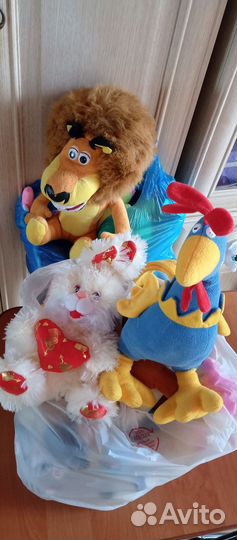 Отдам 2 пакета игрушек