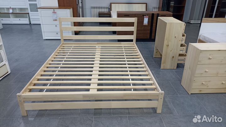 Кровать из массива