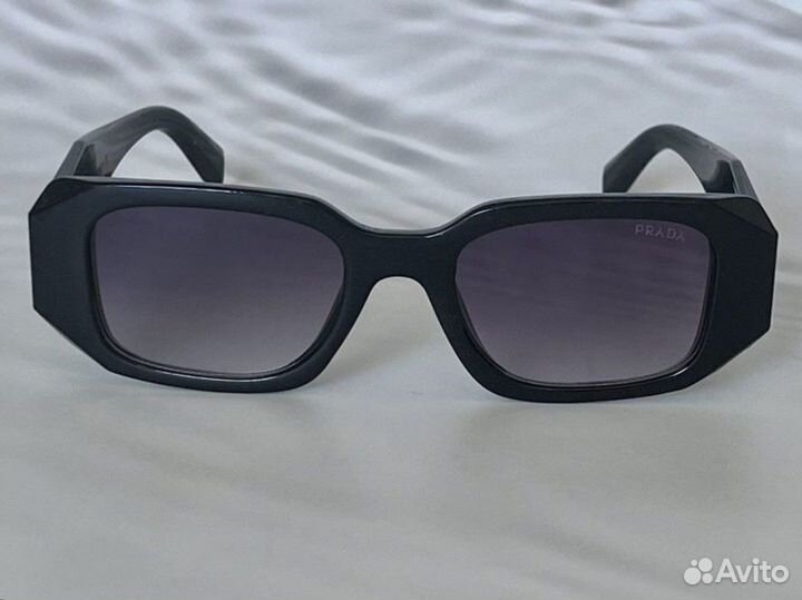 Солнечные очки Prada