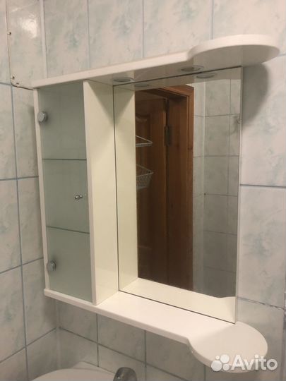 Зеркало с подсветкой, розеткой и шкафчиком