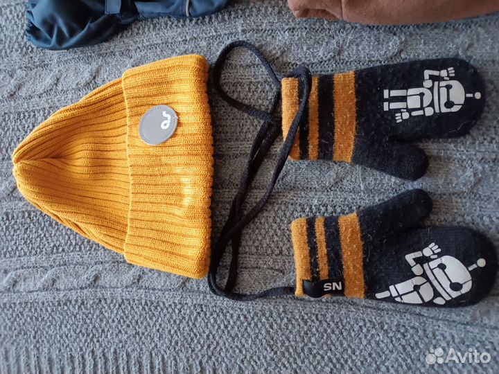 Набор из шапок и варежек