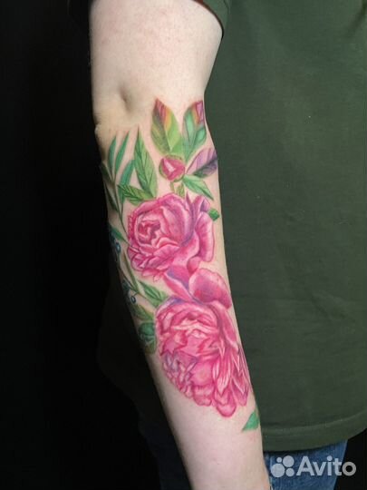 Модель на цветную татуировку