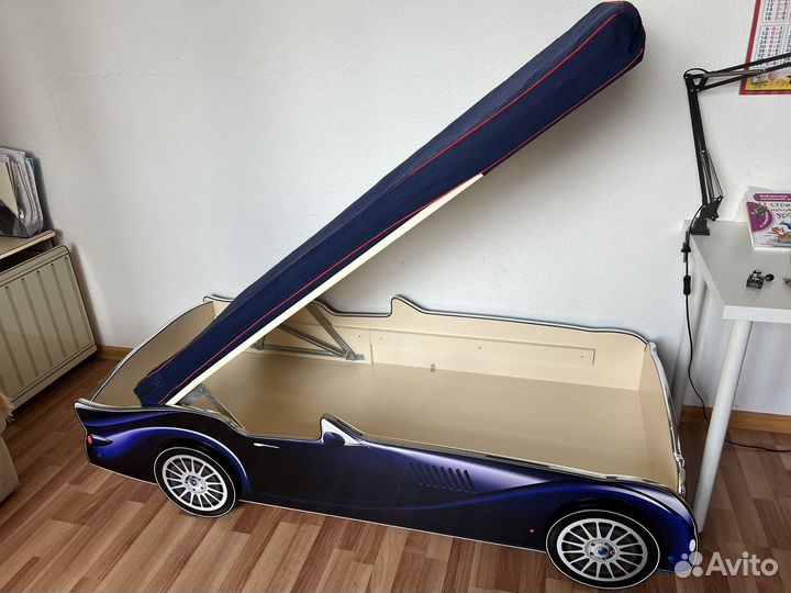 Детская кровать машина