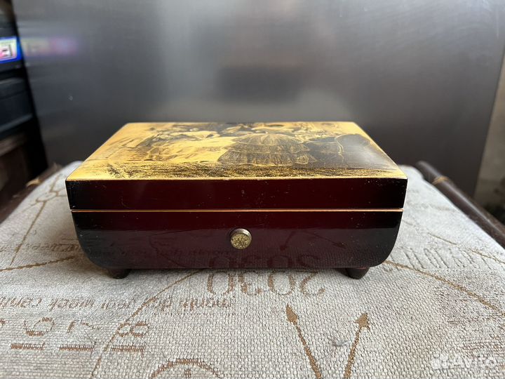 Музыкальная старинная швейцарская шкатулка