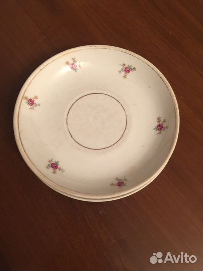 Разрозненные блюдца и чашки