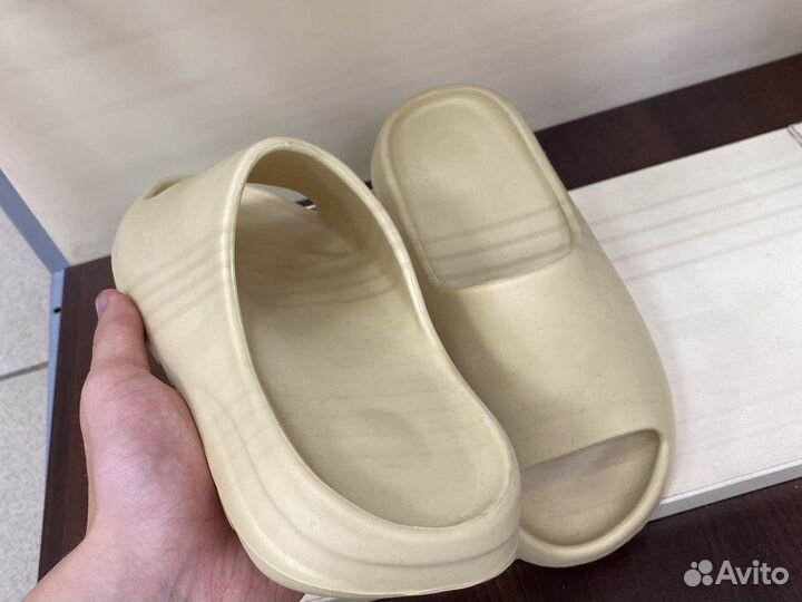 Тапочки унисекс Adidas Yeezy Slide