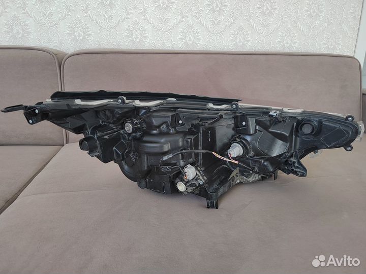 Фара левая Toyota Rav 4 81185-42A33